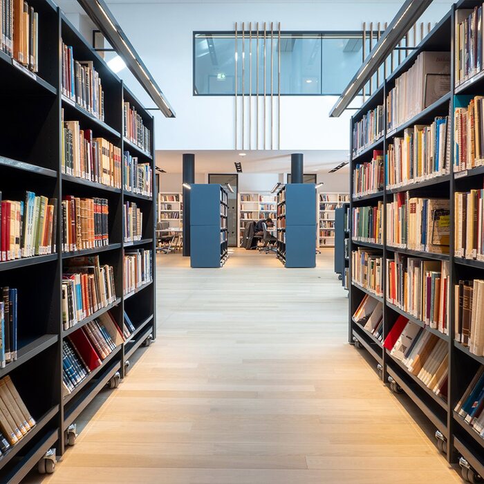 7-11-wearelibrarypeople-com_700x700_crop_478b24840a