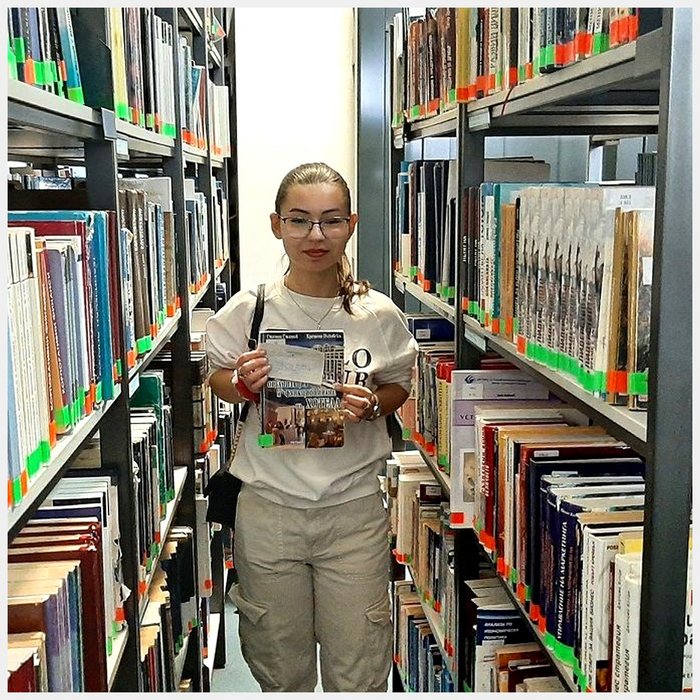 biblioteka-square-1080-web_700x700_crop_478b24840a